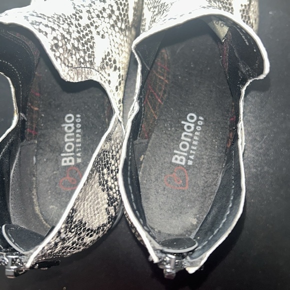 Blondo weatherproof snake skin print booties size 8.5 - Picture 5 of 9